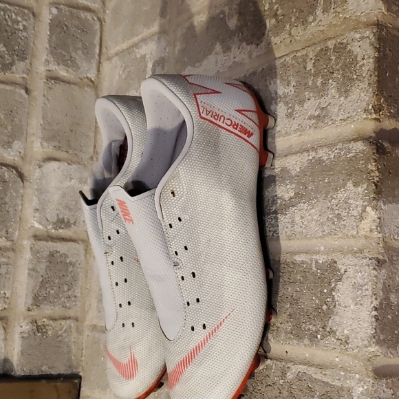 Nike Cleats size 6.5 no shoe strings - Picture 3 of 9